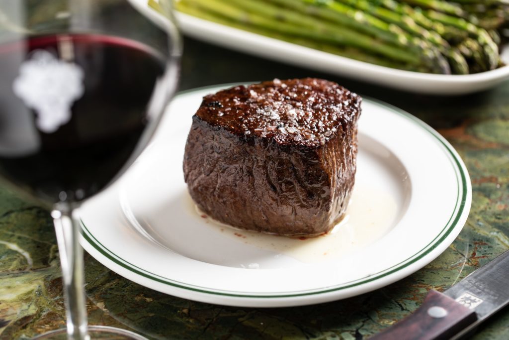 Fillet steak, red wine and asparagus